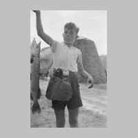 022-0367 Goldbach im August 1943. Gerhard Bressem, im Alter von 15 Jahren, mit einem in der Deime gefangenen Hecht. .jpg